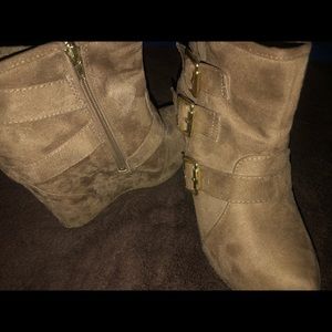 Cream/Tan Wedges/heels suede